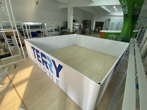 La fiera commerciale d'attaccatura sopraelevata del soffitto quadrato firma il banco di mostra curvo del tessuto